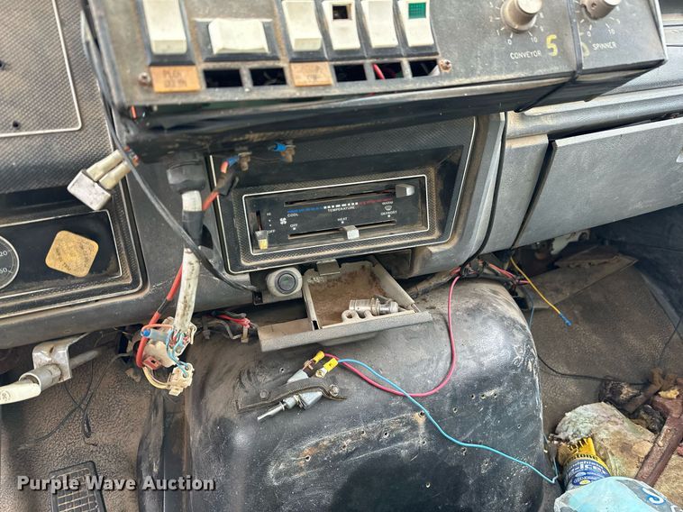 image for item LR9653 1993 Ford FT900  dump truck