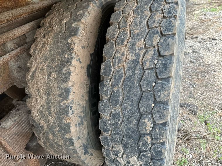 image for item LR9653 1993 Ford FT900  dump truck