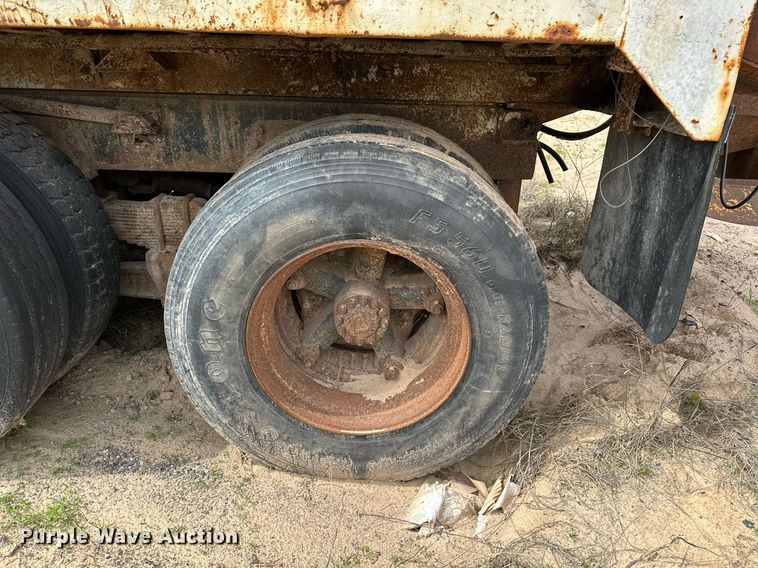 image for item LR9653 1993 Ford FT900  dump truck