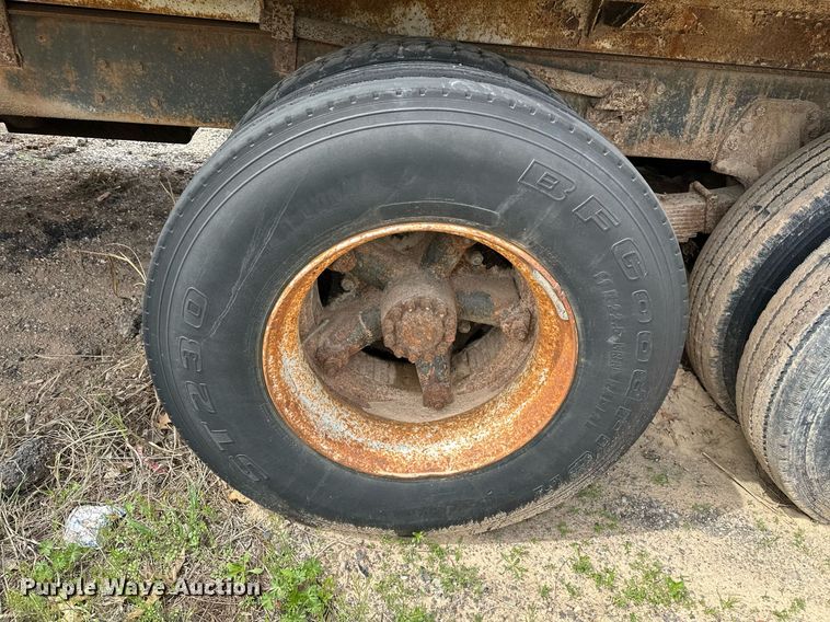 image for item LR9653 1993 Ford FT900  dump truck