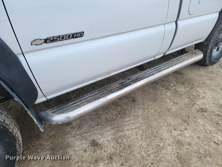 image for item LV9391 2004 Chevrolet Silverado 2500 HD  pickup truck