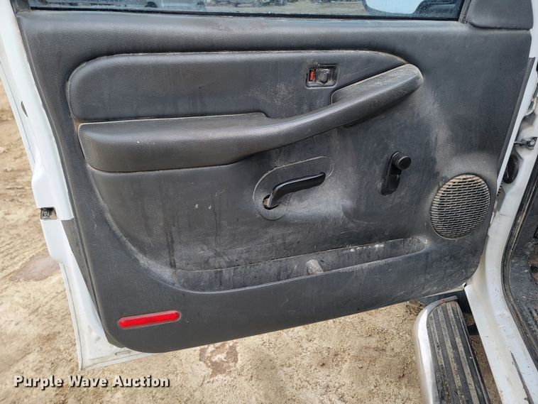 image for item LV9391 2004 Chevrolet Silverado 2500 HD  pickup truck