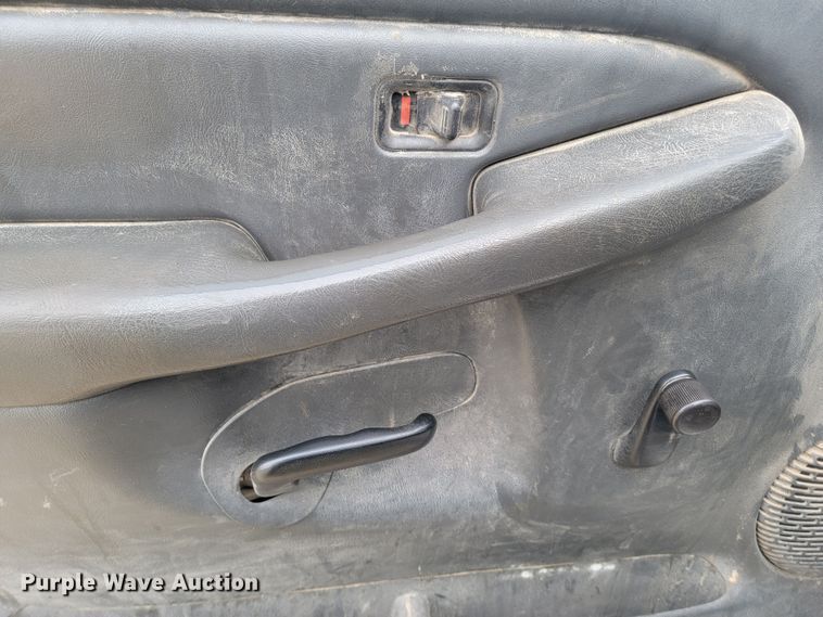 image for item LV9391 2004 Chevrolet Silverado 2500 HD  pickup truck