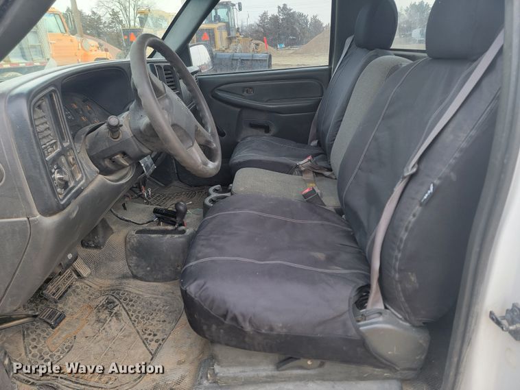 image for item LV9391 2004 Chevrolet Silverado 2500 HD  pickup truck