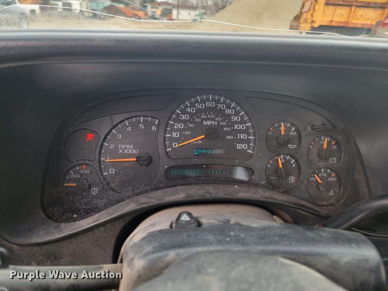 image for item LV9391 2004 Chevrolet Silverado 2500 HD  pickup truck