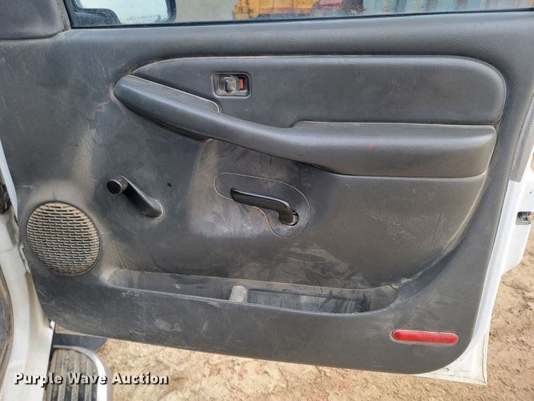 image for item LV9391 2004 Chevrolet Silverado 2500 HD  pickup truck