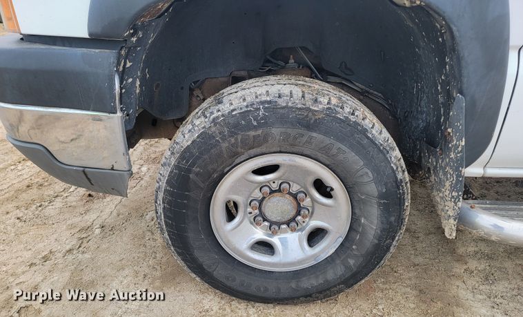 image for item LV9391 2004 Chevrolet Silverado 2500 HD  pickup truck