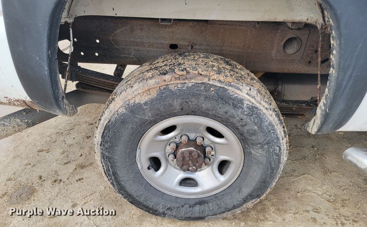 image for item LV9391 2004 Chevrolet Silverado 2500 HD  pickup truck