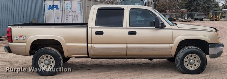 image for item LV9392 2004 Chevrolet Silverado 2500  Crew Cab pickup truck