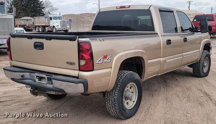 image for item LV9392 2004 Chevrolet Silverado 2500  Crew Cab pickup truck