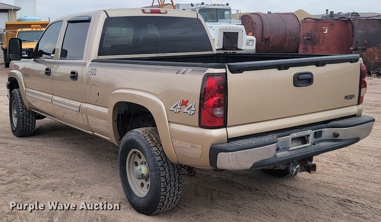 image for item LV9392 2004 Chevrolet Silverado 2500  Crew Cab pickup truck