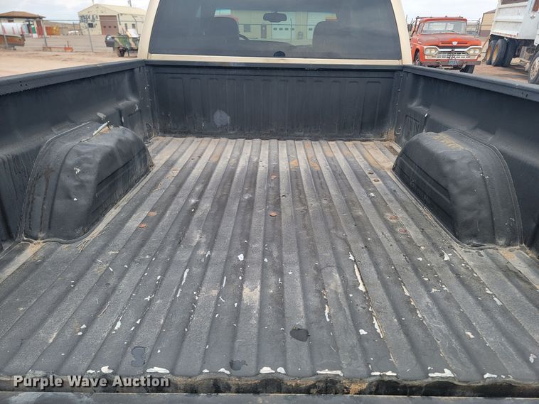 image for item LV9392 2004 Chevrolet Silverado 2500  Crew Cab pickup truck