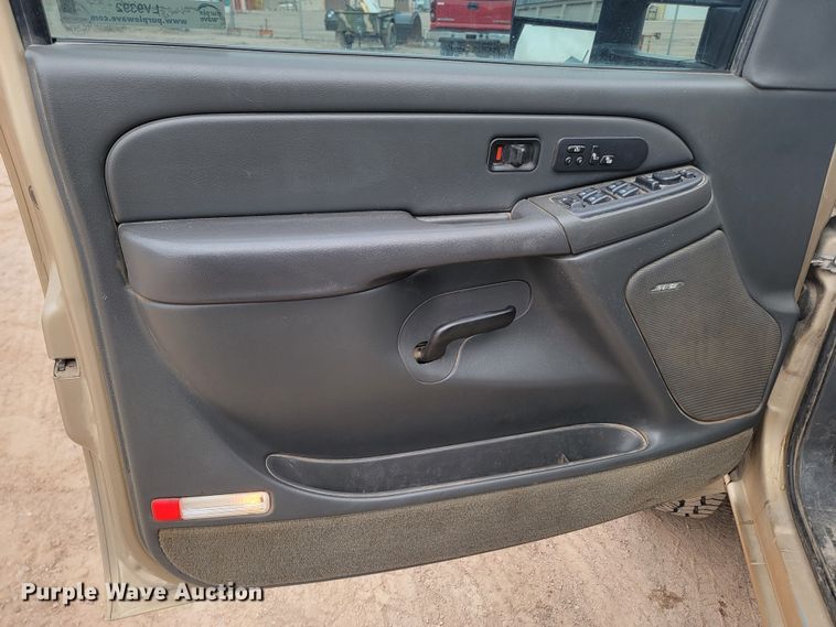 image for item LV9392 2004 Chevrolet Silverado 2500  Crew Cab pickup truck