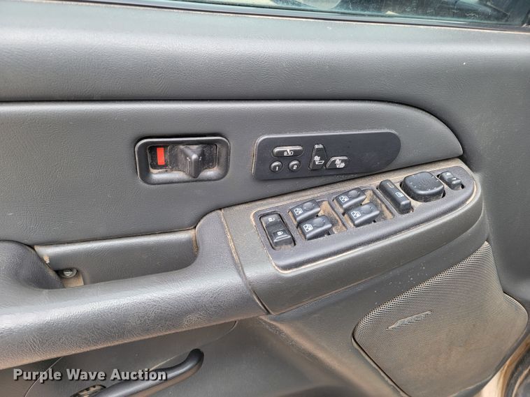 image for item LV9392 2004 Chevrolet Silverado 2500  Crew Cab pickup truck