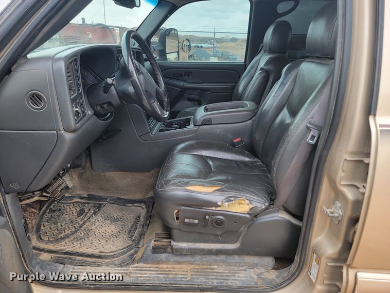 image for item LV9392 2004 Chevrolet Silverado 2500  Crew Cab pickup truck