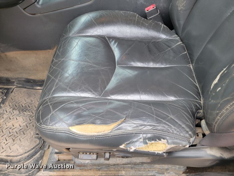 image for item LV9392 2004 Chevrolet Silverado 2500  Crew Cab pickup truck