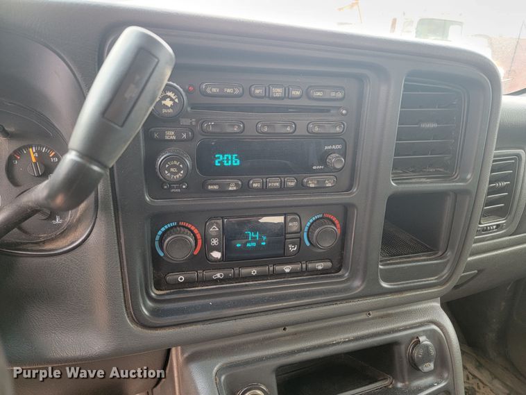 image for item LV9392 2004 Chevrolet Silverado 2500  Crew Cab pickup truck