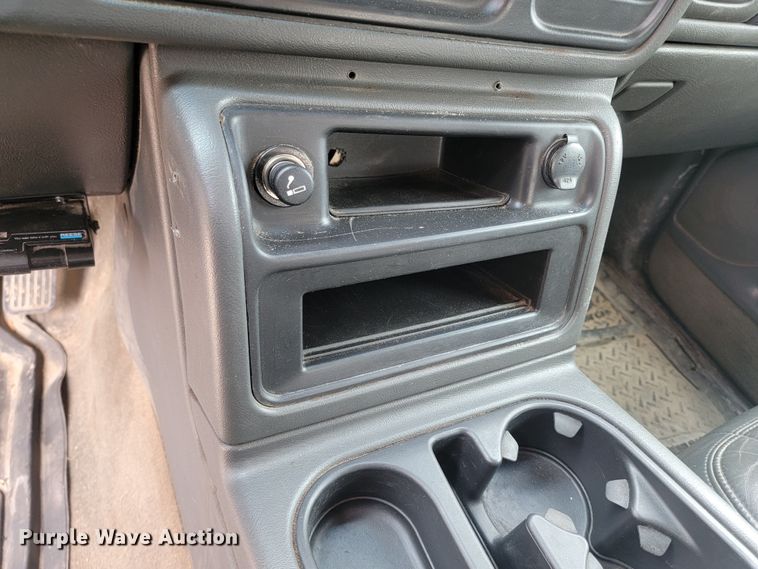 image for item LV9392 2004 Chevrolet Silverado 2500  Crew Cab pickup truck