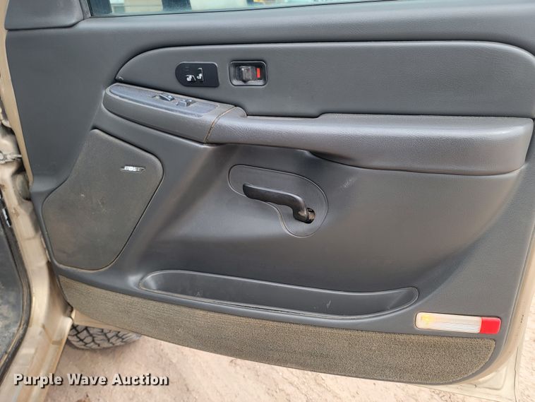 image for item LV9392 2004 Chevrolet Silverado 2500  Crew Cab pickup truck