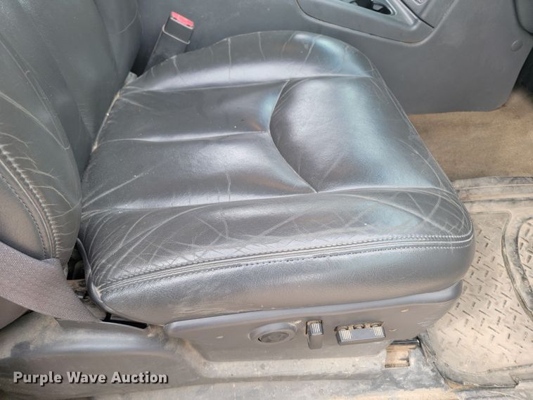 image for item LV9392 2004 Chevrolet Silverado 2500  Crew Cab pickup truck