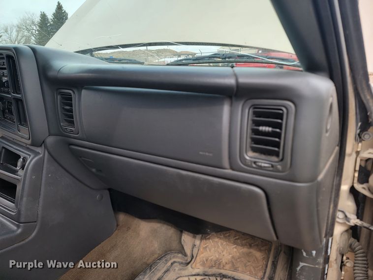 image for item LV9392 2004 Chevrolet Silverado 2500  Crew Cab pickup truck