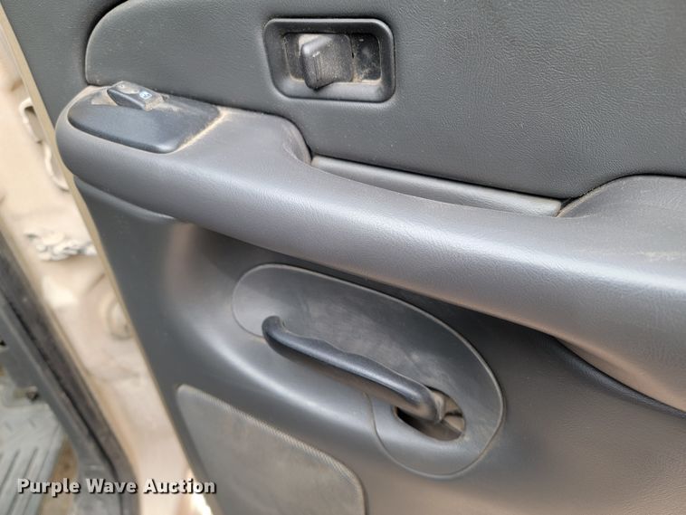 image for item LV9392 2004 Chevrolet Silverado 2500  Crew Cab pickup truck