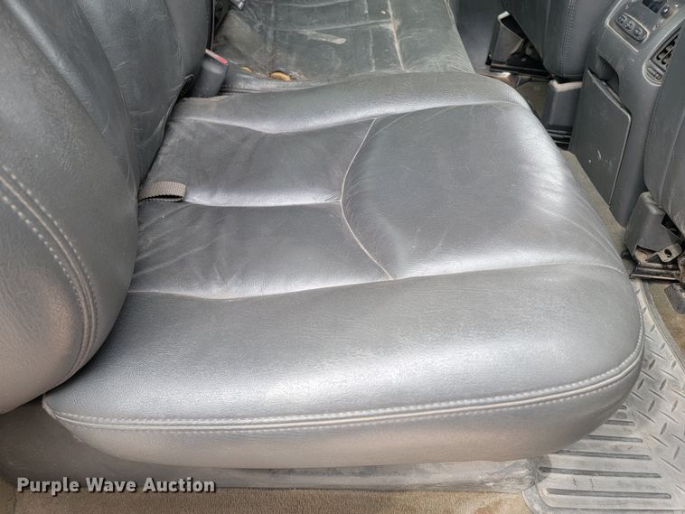 image for item LV9392 2004 Chevrolet Silverado 2500  Crew Cab pickup truck