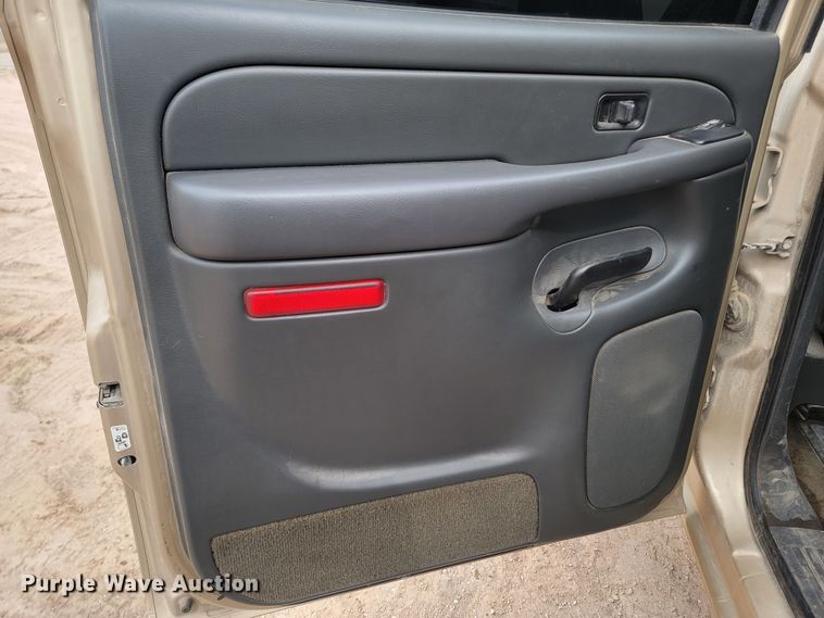 image for item LV9392 2004 Chevrolet Silverado 2500  Crew Cab pickup truck