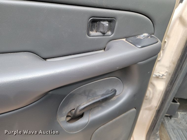 image for item LV9392 2004 Chevrolet Silverado 2500  Crew Cab pickup truck