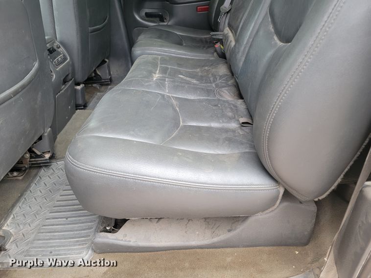 image for item LV9392 2004 Chevrolet Silverado 2500  Crew Cab pickup truck