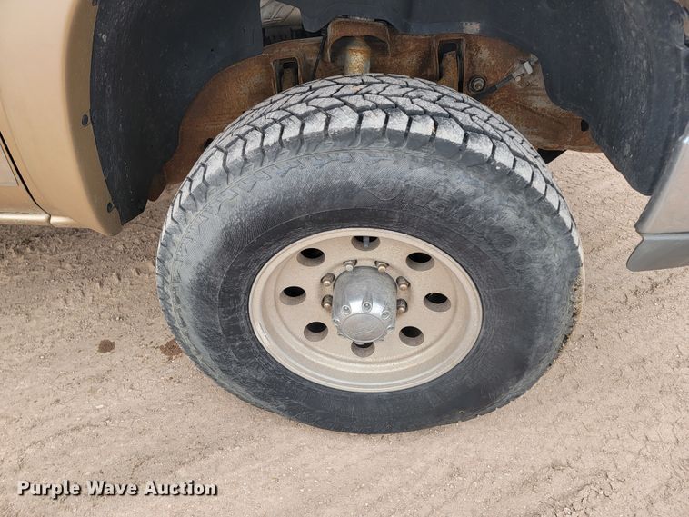 image for item LV9392 2004 Chevrolet Silverado 2500  Crew Cab pickup truck