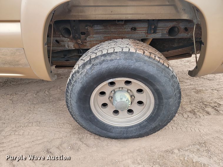 image for item LV9392 2004 Chevrolet Silverado 2500  Crew Cab pickup truck