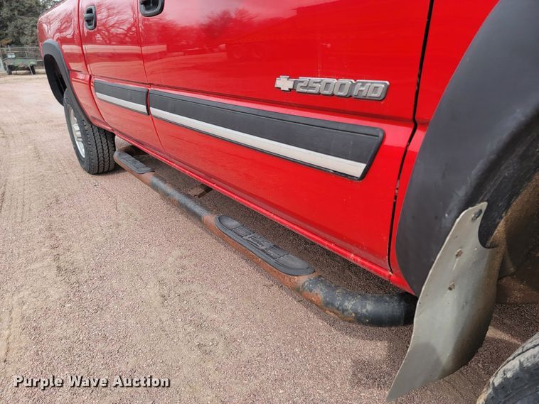 image for item LV9393 2004 Chevrolet Silverado 2500  Crew Cab pickup truck