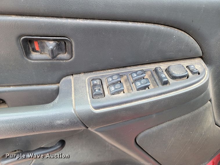 image for item LV9393 2004 Chevrolet Silverado 2500  Crew Cab pickup truck