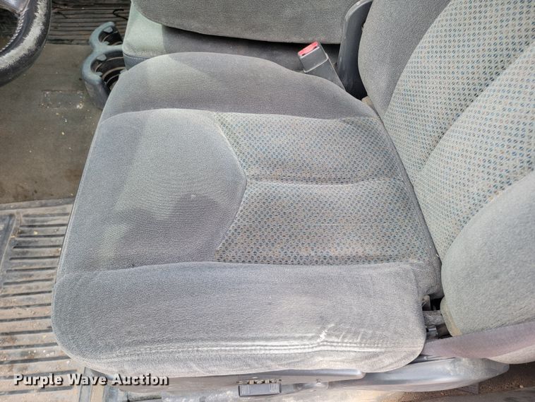 image for item LV9393 2004 Chevrolet Silverado 2500  Crew Cab pickup truck