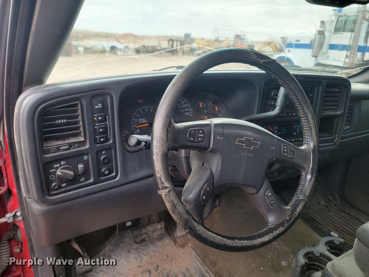 image for item LV9393 2004 Chevrolet Silverado 2500  Crew Cab pickup truck