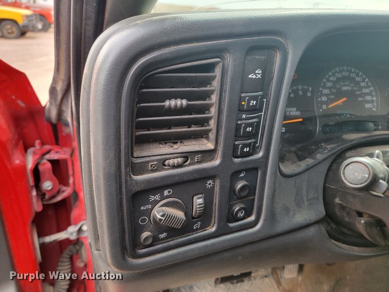 image for item LV9393 2004 Chevrolet Silverado 2500  Crew Cab pickup truck