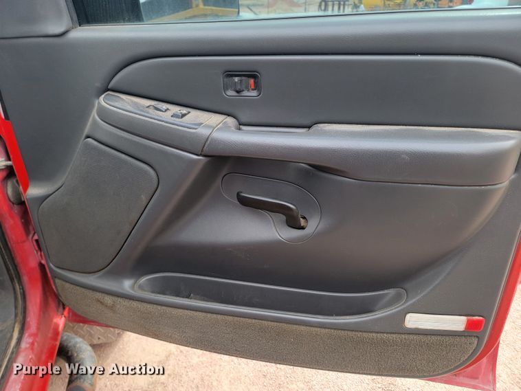 image for item LV9393 2004 Chevrolet Silverado 2500  Crew Cab pickup truck