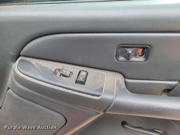 image for item LV9393 2004 Chevrolet Silverado 2500  Crew Cab pickup truck