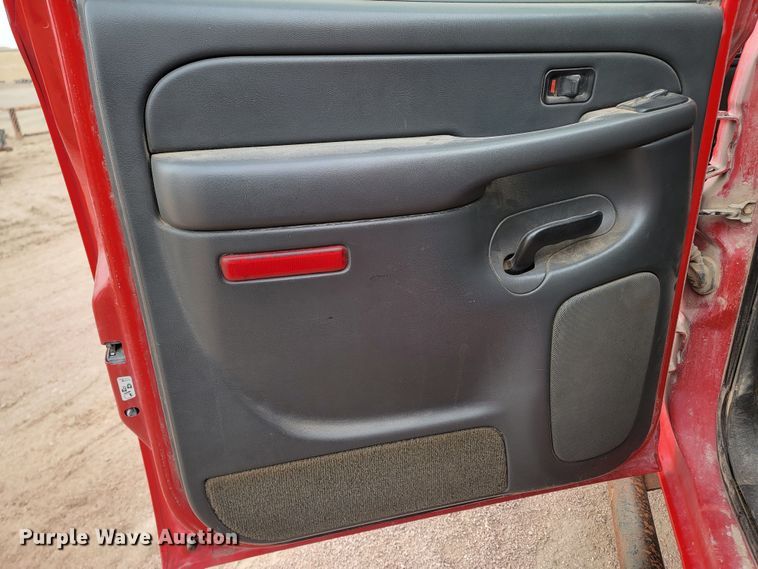 image for item LV9393 2004 Chevrolet Silverado 2500  Crew Cab pickup truck