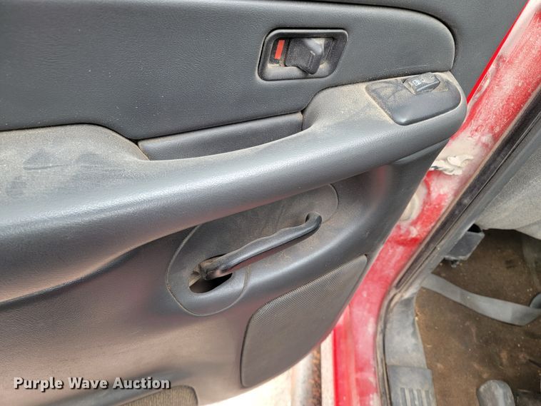 image for item LV9393 2004 Chevrolet Silverado 2500  Crew Cab pickup truck