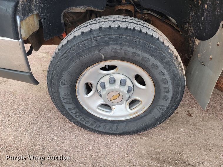 image for item LV9393 2004 Chevrolet Silverado 2500  Crew Cab pickup truck