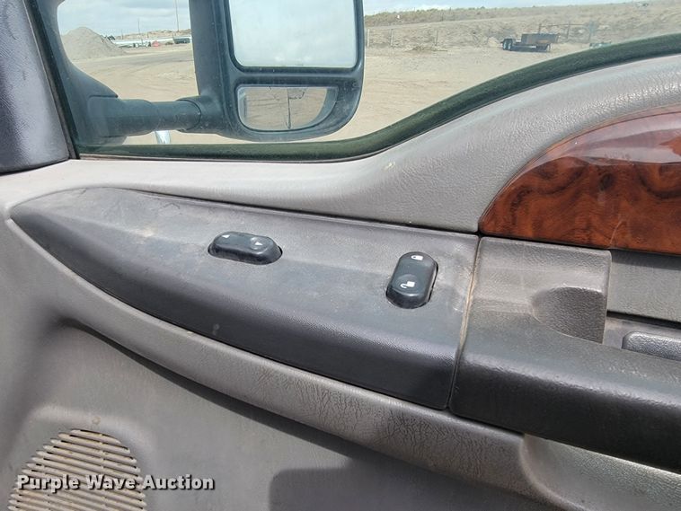 image for item LV9394 2003 Ford F250 Super Duty Lariat  Crew Cab pickup truck