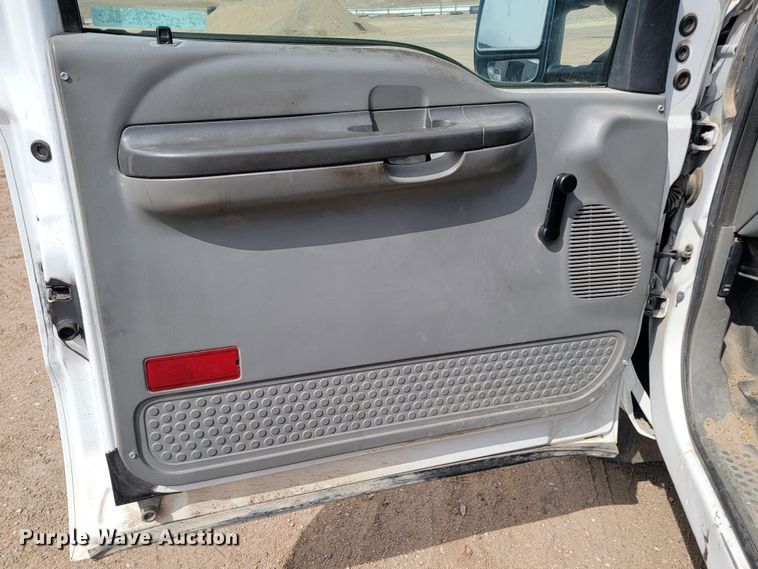 image for item LV9396 2004 Ford F350 Super Duty XL  SuperCab pickup truck