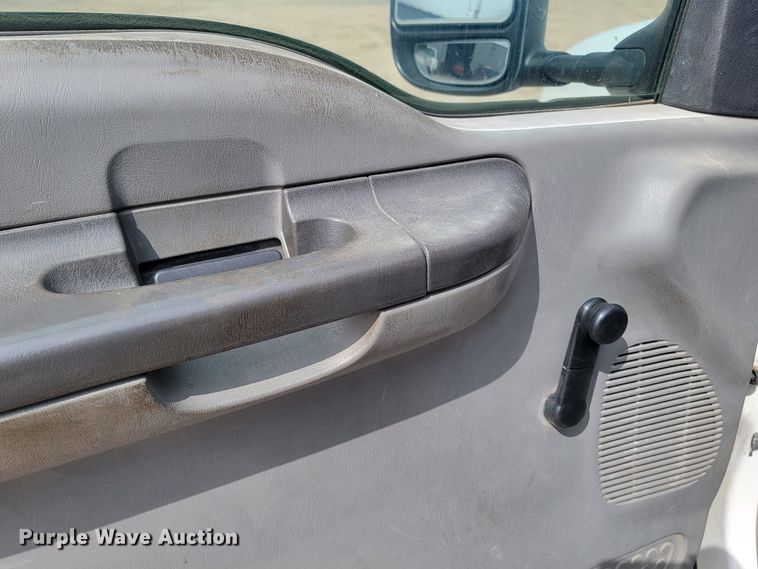 image for item LV9396 2004 Ford F350 Super Duty XL  SuperCab pickup truck