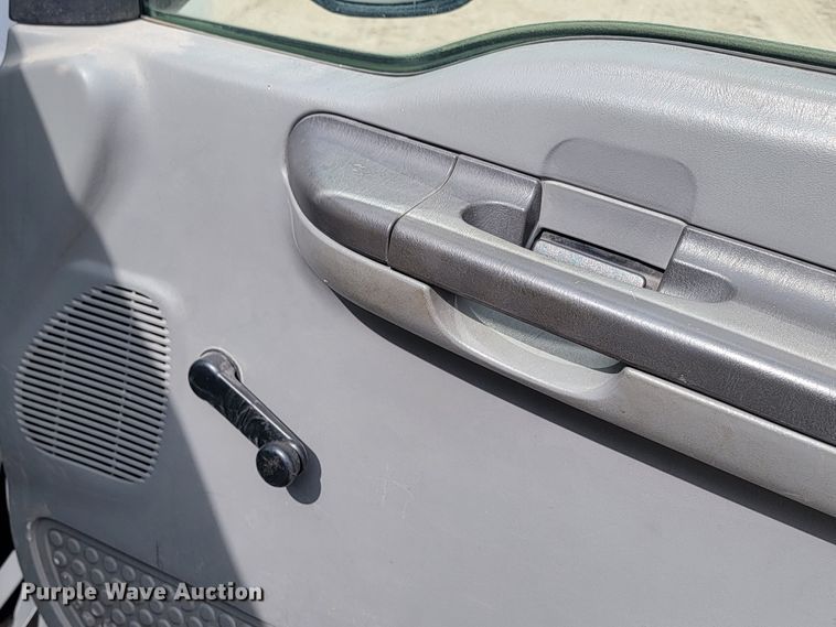 image for item LV9396 2004 Ford F350 Super Duty XL  SuperCab pickup truck