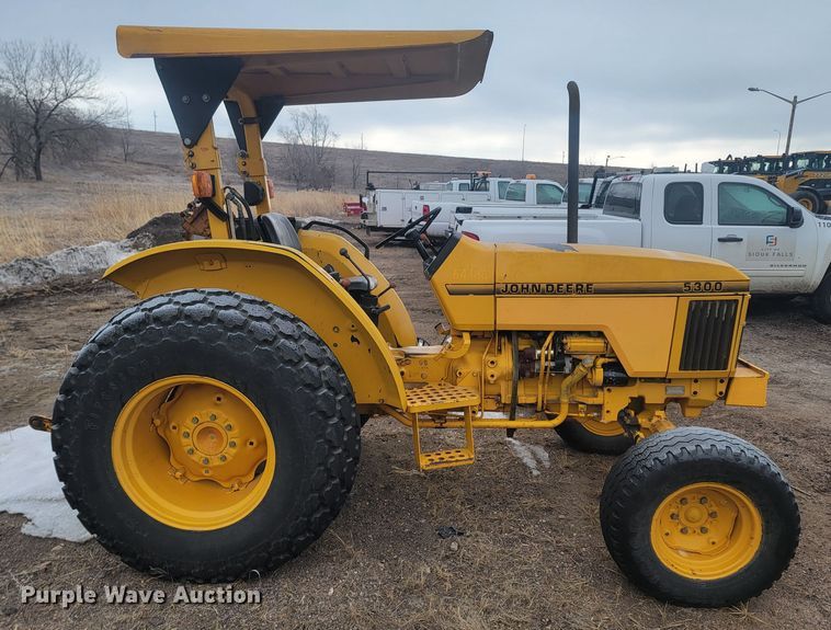 image for item LV9398 1995 John Deere 5300  tractor