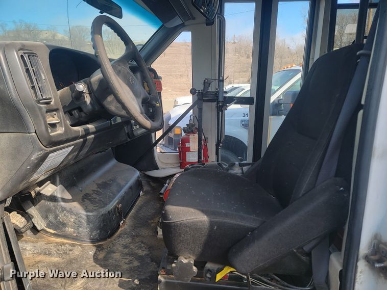 image for item LV9403 2008 Chevrolet C4500  shuttle bus