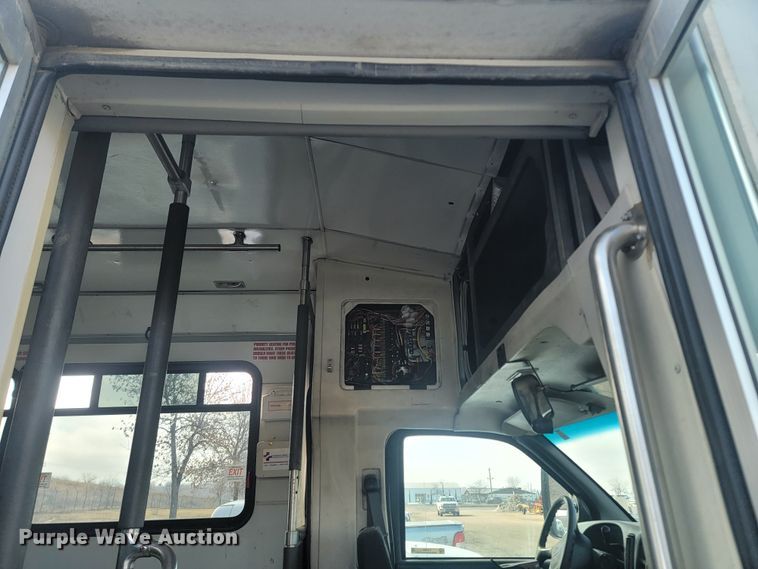 image for item LV9403 2008 Chevrolet C4500  shuttle bus