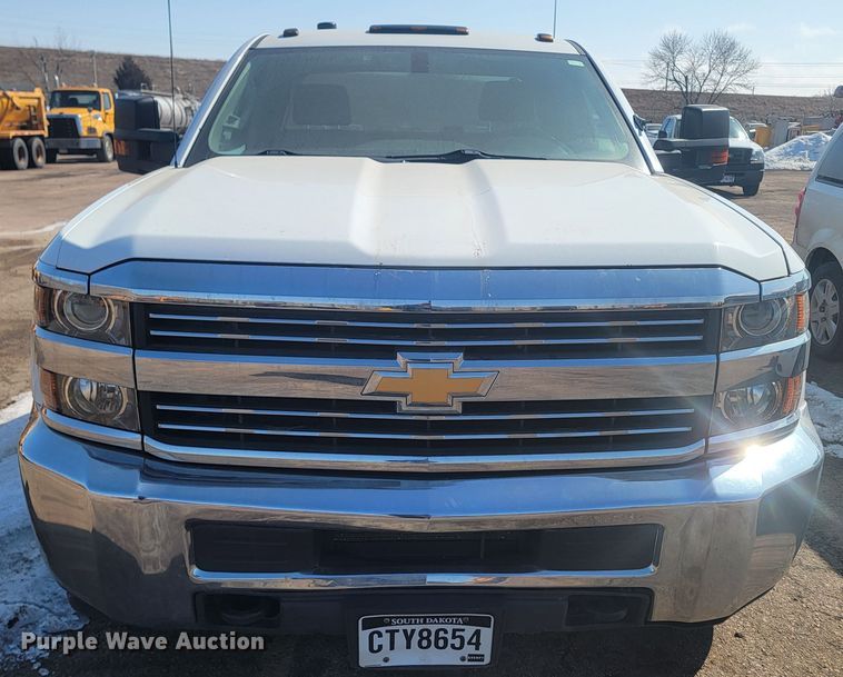 image for item LV9406 2017 Chevrolet Silverado 2500HD  Double Cab pickup truck cab and chassis